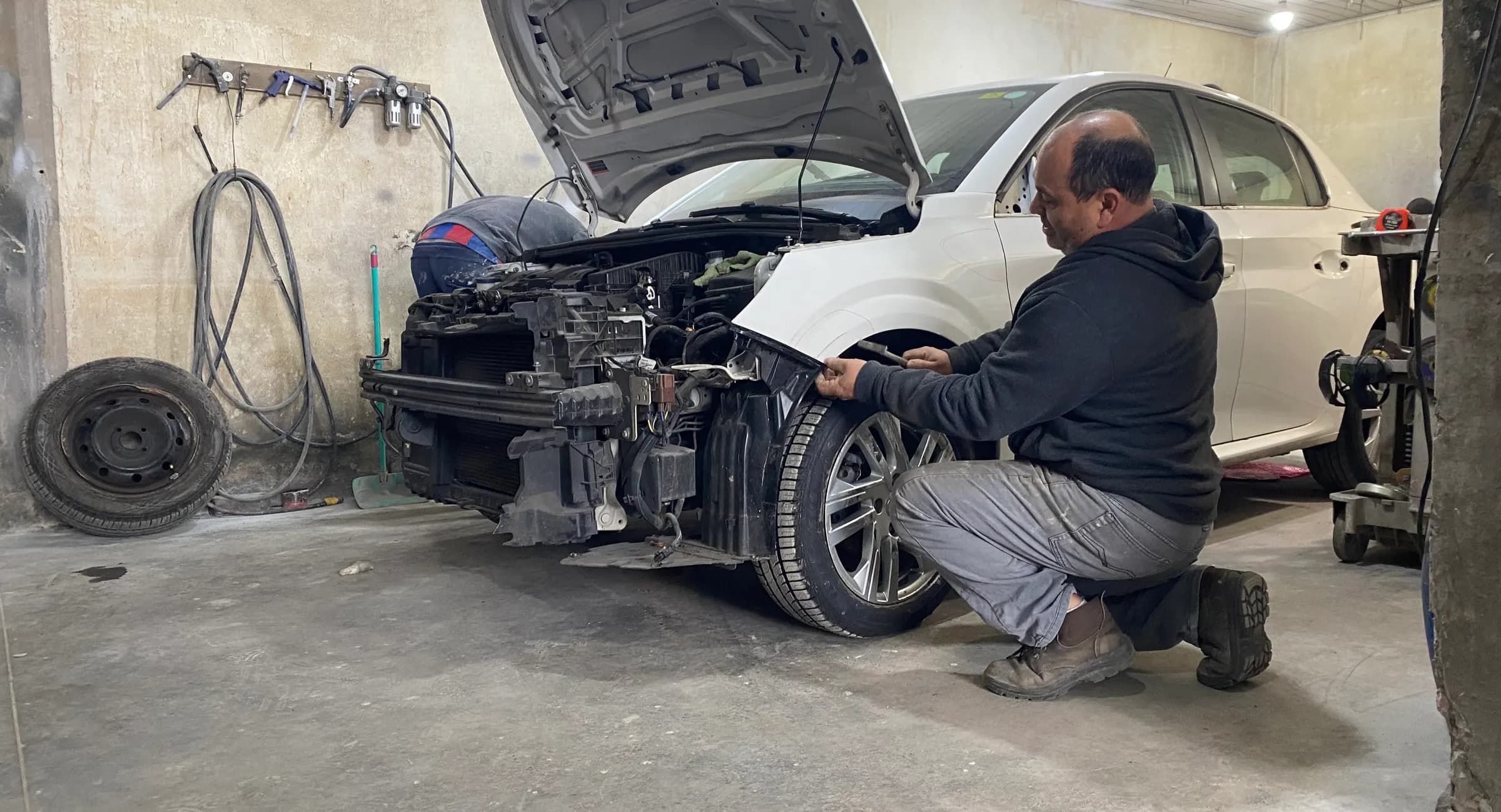 Mecânico da Oficina Mauro Car reparando a frente de um veículo